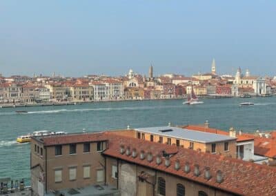 Des bateaux sur le grand canal à Venise.