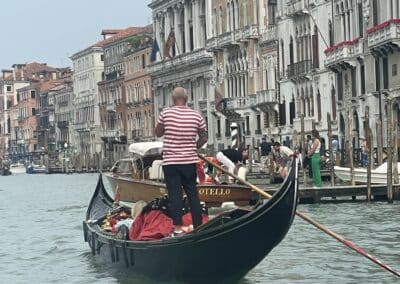 Un gondole visite les canaux vénitiens.