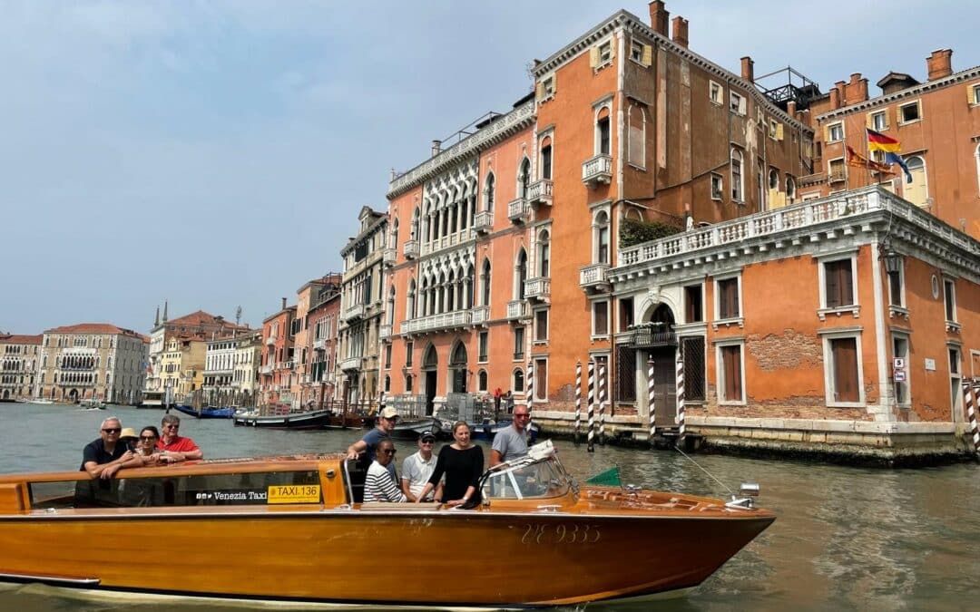 Un bateau Riva sur les canaux transporte les participants d'un voyage incentive à Venise.