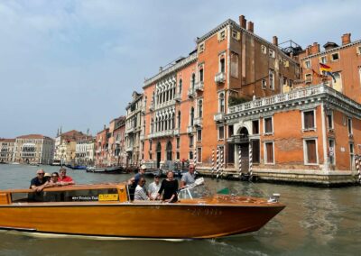 Un bateau Riva sur les canaux transporte les participants d'un voyage incentive à Venise.