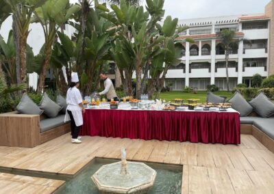 Préparation d'un buffet dinatoire dans le parc d'un hôtel de luxe à Agadir.