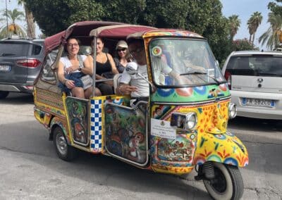 Participants d'une convention d'entreprise à Palerme à bord d'un tuk tuk