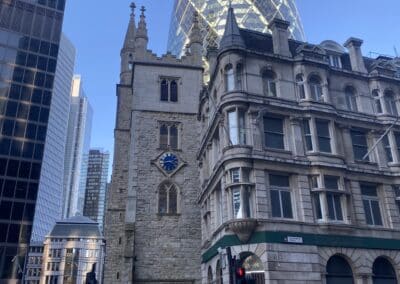 Bâtiments historiques dans la City avec le building 30 St Mary Axe en arrière plan