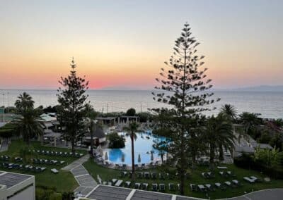 Coucher de seoleil sur la Méditerranée et le parc de l'hôtel 4* lors d'une université à Rhodes.