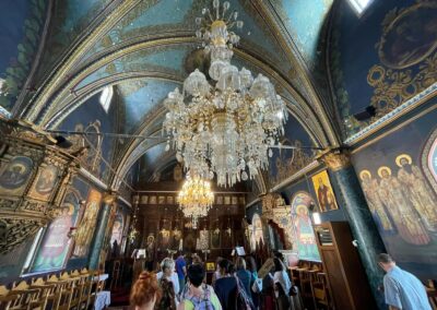 Visite d'une église orthodoxe de Rhôdes lors d'une excursion pendant une université d'été