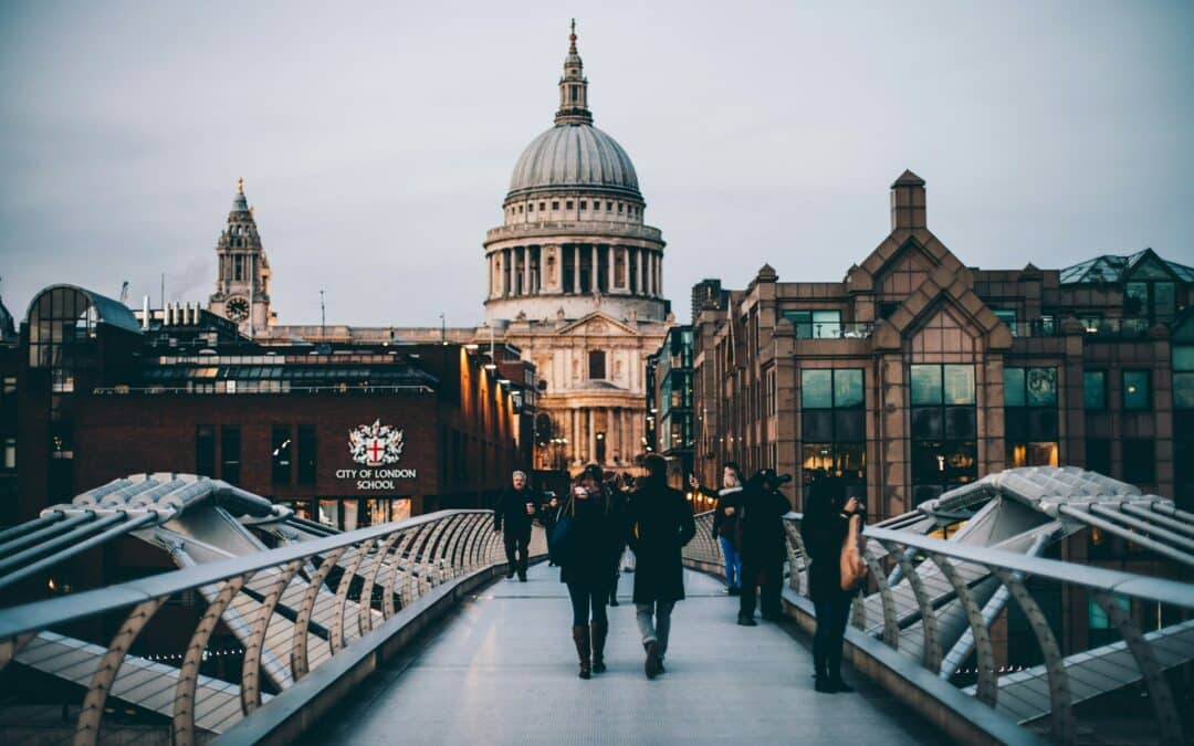 La cathédrale Saint-Paul à Londres vu de la Tamise lors d'un voyage culturel.