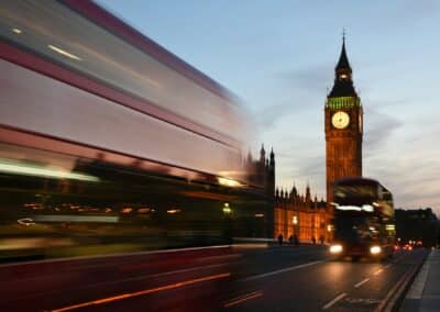 Big Ben au crépuscule et bus londoniens.