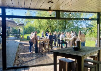 L'équipe discute lors d'un aparitif dinatoire dans le jardin du restaurant sélectionné pour un team building à Bordeaux.