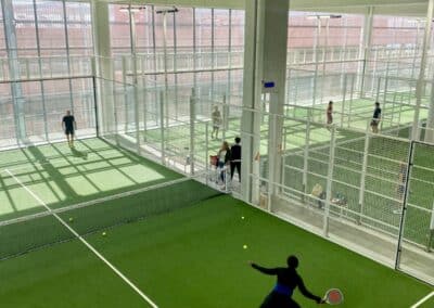 Activité Padel lors d'une jurnée de cohésion d'équipe.