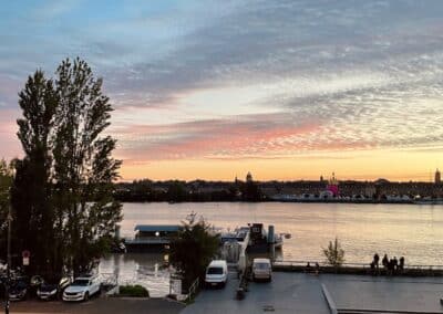 Vue sur la Garonne depuis un restaurant bordelais.