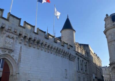 Un bâtiment du centre historique de La Rochelle, cadre d'une activités lors d'un séminaire d'entreprise.